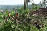Petugas Badan Penanggulangan Bencana Daerah (BPBD) bersama relawan menyingkirkan pohon yang menimpa rumah milik warga akibat puting beliung di Desa Ngranget, Dagangan, Kabupaten Madiun, Jawa Timur, Senin (22/9/2025). Puting beliung yang terjadi di tiga desa, Ngranget, Segulung, Padas Kecamatan Dagangan, Minggu (21/9) mengakibatkan 53 rumah rusak dan sejumlah pohon roboh. Antara Jatim/Siswowidodo/um