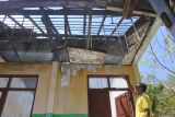 Seorang guru menunjukkan ruang unit kesehatan sekolah yang rusak di SDN 2 Bugeman, Desa Bugeman, Kendit, Situbondo, Jawa Timur, Senin (22/9/2025). Siswa kelas V dan VI di sekolah tersebut terpaksa belajar di ruang kelas yang rusak selama enam tahun terakhir ini dan belum pernah ada perbaikan. Antara Jatim/Seno/um