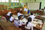 Sejumlah siswa belajar di ruang kelas SDN 2 Bugeman, Desa Bugeman, Kendit, Situbondo, Jawa Timur, Senin (22/9/2025). Siswa kelas V dan VI di sekolah tersebut terpaksa belajar di ruang kelas yang rusak selama enam tahun terakhir ini dan belum pernah ada perbaikan. Antara Jatim/Seno/um