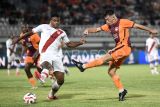 Pesepak bola Persis Solo Jose Cleyton (kiri) berebut bola dengan pesepak bola Borneo FC Samarinda Kei Hirose (kanan) dalam pertandingan BRI Super League di Stadion Segiri Samarinda, Kalimantan Timur, Senin (22/9/2025). Borneo FC Samarinda kalahkan Persis Solo dengan skor akhir 1-0. Antara Kaltim/M Risyal Hidayat