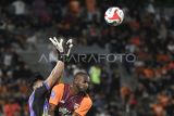 Pesepak bola Borneo FC Samarinda Joel Vini­cius (kanan) berusaha menyundul bola yang dihadang penjaga gawang Persis Solo Muhamad Riyandi (kiri) dalam pertandingan BRI Super League di Stadion Segiri Samarinda, Kalimantan Timur, Senin (22/9/2025). Borneo FC Samarinda kalahkan Persis Solo dengan skor akhir 1-0. ANTARA FOTO/M Risyal HidayatANTARA FOTO/M RISYAL HIDAYAT (ANTARA FOTO/M RISYAL HIDAYAT)