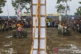 Dua peserta beradu kecepatan pada lomba balap traktor sawah saat berlangsung Sukaresmi AgriFest di Desa Sukaresmi, Kecamatan Sukaresmi, Kabupaten Pandeglang, Banten, Senin (22/9/2025). Festival yang diisi dengan berbagai kegiatan seperti kirab budaya, pameran hasil tani, dan lomba balap traktor sawah tersebut digelar untuk mempromosikan hasil pertanian masyarakat di kecamatan itu sekaligus sebagai ajang silaturahmi antarpetani. ANTARA FOTO/Angga Budhiyanto/gp
