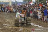 Peserta memacu traktornya pada lomba balap traktor sawah saat berlangsung Sukaresmi AgriFest di Desa Sukaresmi, Kecamatan Sukaresmi, Kabupaten Pandeglang, Banten, Senin (22/9/2025). Festival yang diisi dengan berbagai kegiatan seperti kirab budaya, pameran hasil tani, dan lomba balap traktor sawah tersebut digelar untuk mempromosikan hasil pertanian masyarakat di kecamatan itu sekaligus sebagai ajang silaturahmi antarpetani. ANTARA FOTO/Angga Budhiyanto/gp