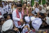 Menteri Pendidikan Dasar dan Menengah (Mendikdasmen) Abdul Mu'ti (ketiga kiri) didampingi Wali Kota Cimahi Ngatiyana (keempat kiri) menyalami siswa saat kunjungan kerja di SDN Cimahi Mandiri 1, Kota Cimahi, Jawa Barat, Senin (22/9/2025). Dalam kunjungan kerjanya, Mendikdasmen meninjau sarana dan prasarana, proses pembelajaran menggunakan papan interaktif (smartboard) serta memberikan arahan pada pelatihan guru bimbingan konseling (BK) di sekolah dasar. ANTARA FOTO/Abdan Syakura/agr