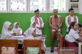 Menteri Pendidikan Dasar dan Menengah (Mendikdasmen) Abdul Mu'ti (kiri) didampingi Wali Kota Cimahi Ngatiyana (kedua kiri) meninjau kegiatan pembelajaran saat kunjungan kerja di SDN Cimahi Mandiri 1, Kota Cimahi, Jawa Barat, Senin (22/9/2025). Dalam kunjungan kerjanya, Mendikdasmen meninjau sarana dan prasarana, proses pembelajaran menggunakan papan interaktif (smartboard) serta memberikan arahan pada pelatihan guru bimbingan konseling (BK) di sekolah dasar. ANTARA FOTO/Abdan Syakura/agr