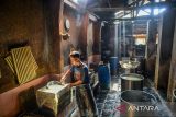 Pekerja menyelesaikan proses pembuatan tahu di Sentra Produksi Tahu Kampung Giriharja, Desa Kebonjati, Kecamatan Sumedang Utara, Kabupaten Sumedang, Jawa Barat, Senin (22/9/2025). Menteri Usaha Mikro Kecil dan Menengah (UMKM) Maman Abdurrahman menegaskan bahwa pemerintah tidak memungut pajak dari pelaku usaha mikro dan kecil dengan omzet tahunan di bawah Rp500 juta. ANTARA FOTO/Raisan Al Farisi/agr