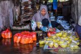 Pekerja menyelesaikan proses pembuatan tahu di Sentra Produksi Tahu Kampung Giriharja, Desa Kebonjati, Kecamatan Sumedang Utara, Kabupaten Sumedang, Jawa Barat, Senin (22/9/2025). Menteri Usaha Mikro Kecil dan Menengah (UMKM) Maman Abdurrahman menegaskan bahwa pemerintah tidak memungut pajak dari pelaku usaha mikro dan kecil dengan omzet tahunan di bawah Rp500 juta. ANTARA FOTO/Raisan Al Farisi/agr