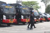 Anggota Brimob Polda Jatim melintas di depan mobil baracuda yang disiagakan di sekitar Stadion Kanjuruhan, Malang, Jawa Timur, Senin (22/9/2025). Kepolisian setempat menerjunkan 1.700 personel ganbungan dari TNI/Polri untuk mengamankan laga BRI Super League antara Arema FC melawan Persib Bandung. ANTARA Jatim/Ari Bowo Sucipto/mas.