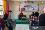 Kepala Perum LKBN ANTARA Biro Bangka Belitung, Joko Susilo memaparkan materi pada kegiatan Seminar Kanalisa 2025 di Ruang Video Conference MK Fakultas Hukum UBB, Senin (22/9/2025).  Kegiatan Seminar Kanalisa itu merupakan program tahunan Fakultas Hukum Universitas Bangka Belitung. (ANTARA)