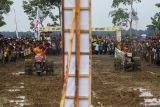 Dua peserta beradu kecepatan pada lomba balap traktor sawah saat berlangsung Sukaresmi AgriFest di Desa Sukaresmi, Kecamatan Sukaresmi, Kabupaten Pandeglang, Banten, Senin (22/9/2025). Festival yang diisi dengan berbagai kegiatan seperti kirab budaya, pameran hasil tani, dan lomba balap traktor sawah tersebut digelar untuk mempromosikan hasil pertanian masyarakat di kecamatan itu sekaligus sebagai ajang silaturahmi antarpetani. ANTARA FOTO/Angga Budhiyanto/gp