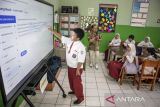 Papan interaktif pintar jadi daya tarik baru bagi siswa dalam belajar
