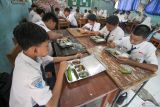 Siswa menyantap makanan bergizi gratis di SMPN 1 Sidoarjo, Jawa Timur, Selasa (23/9/2025). Pemprov Jawa Timur menyatakan pada 19 September lalu, pelaksanaan program strategis pemerintah Makan Bergizi Gratis (MBG) telah dirasakan oleh 2,7 juta masyarakat penerima manfaat dari 10 juta penerima yang ditargetkan. Antara Jatim/Umarul Faruq