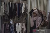 Pekerja melakukan siaran langsung (live streaming) mempromosikan kerudung yura pashmina produk Karsalabel di Kota Tasikmalaya, Jawa Barat, Selasa (23/9/2025). Pemerintah menargetkan penyaluran Kredit Usaha Rakyat (KUR) bagi 2,3 juta Usaha Mikro Kecil dan Menengah (UMKM) untuk menyerap empat juta tenaga kerja baru. ANTARA FOTO/Adeng Bustomi/agr