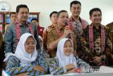Gubernur Kalimantan Barat Ria Norsan (ketiga kanan) bersama Share Holder PT Solusi Sinergi Digital Fadel Muhammad (kiri), Presiden Direktur PT Solusi Sinergi Digital Yune Marketatmo (kanan) dan CEO of Huawei Indonesia James Zeng (kedua kanan) secara simbolis meluncurkan internet gratis untuk sekolah di SMAN 1, Pontianak, Kalimantan Barat, Selasa (23/9/2025). Pemerintah Provinsi Kalbar bersama PT Solusi Sinergi Digital Tbk dan Huawei Indonesia meluncurkan program internet gratis berkecepatan 100 Mbps melalui program CSR untuk satuan pendidikan se-Kalimantan Barat guna menghadirkan pemerataan literasi digital dan peningkatan kualitas pendidikan. ANTARA FOTO/Jessica Wuysang
