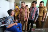 Gubernur Kalimantan Barat Ria Norsan (ketiga kanan) bersama Share Holder PT Solusi Sinergi Digital Fadel Muhammad (kedua kanan) menyapa siswa pada peluncuran internet gratis untuk sekolah di SMAN 1, Pontianak, Kalimantan Barat, Selasa (23/9/2025). Pemerintah Provinsi Kalbar bersama PT Solusi Sinergi Digital Tbk dan Huawei Indonesia meluncurkan program internet gratis berkecepatan 100 Mbps melalui program CSR untuk satuan pendidikan se-Kalimantan Barat guna menghadirkan pemerataan literasi digital dan peningkatan kualitas pendidikan. ANTARA FOTO/Jessica Wuysang