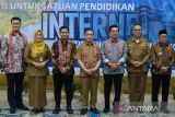 Gubernur Kalimantan Barat Ria Norsan (keempat kanan) bersama Share Holder PT Solusi Sinergi Digital Fadel Muhammad (ketiga kanan), Presiden Direktur PT Solusi Sinergi Digital Yune Marketatmo (ketiga kiri) dan CEO of Huawei Indonesia James Zeng (kiri) secara simbolis meluncurkan internet gratis untuk sekolah di SMAN 1, Pontianak, Kalimantan Barat, Selasa (23/9/2025). Pemerintah Provinsi Kalbar bersama PT Solusi Sinergi Digital Tbk dan Huawei Indonesia meluncurkan program internet gratis berkecepatan 100 Mbps melalui program CSR untuk satuan pendidikan se-Kalimantan Barat guna menghadirkan pemerataan literasi digital dan peningkatan kualitas pendidikan. ANTARA FOTO/Jessica Wuysang