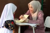 Petugas medis melakukan tes buta warna pada siswa dalam pelaksanaan Cek Kesehatan Gratis (CKG) dan Bulan Imunisasi Anak Sekolah (BIAS) di SDN Tanjungrejo 5, Kota Malang, Jawa Timur, Rabu (24/9/2025). Pelaksanaan CKG di kawasan tersebut diadakan bersamaan dengan BIAS dengan sasaran 37.245 siswa terutama pemberian vaksin Measles Rubella (MR) yang makin digencarkan pasca ditemukannya kasus penyakit campak pada lima orang anak Kota Malang. Antara Jatim/Ari Bowo Sucipto/um