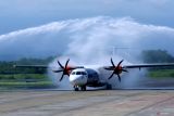 Pesawat dari maskapai Wings Air disambut menggunakan water cannon saat tiba di Bandara Banyuwangi, Jawa Timur, Rabu (24/9/2025). Setelah sempat berhenti beroperasi akibat pandemi Covid-19, kini Wings Air kembali beroperasi dengan rute Surabaya-Banyuwangi menggunakan pesawat jenis ATR 72 setiap hari Rabu dan minggu. Antara Jatim/Budi Candra Setya/um