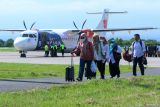 Sejumlah penumpang turun dari pesawat Wings Air usai tiba di Bandara Banyuwangi, Jawa Timur, Rabu (24/9/2025). Setelah sempat berhenti beroperasi akibat pandemi Covid-19, kini Wings Air kembali beroperasi dengan rute Surabaya-Banyuwangi menggunakan pesawat jenis ATR 72 setiap hari Rabu dan minggu. Antara Jatim/Budi Candra Setya/um