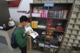 Warga membaca buku pada pojok baca di Mal Pelayanan Publik, Kabupaten Kediri, Jawa Timur, Rabu (24/9/2025). Pemkab Kediri meluncurkan mal pelayanan publik melingkupi 21 instansi dengan 85 jenis layanan untuk memberikan kemudahan bagi masyarakat mendapatkan berbagai jenis pelayanan publik secara cepat, tuntas, dan transparan. Antara Jatim/Prasetia Fauzani/um