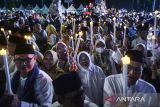 Warga membawa obor elektrik saat pembukaan Festival Maulid Nusantara 2 di Taman Elektrik, Kota Tangerang, Banten, Selasa (23/9/2025). Kegiatan yang berlangsung pada 23 - 28 September 2025 dalam rangka memeriahkan peringatan Hari Maulid Nabi Muhammad SAW tersebut guna melestarikan budaya dan tradisi Islam. ANTARA FOTO/Putra M. Akbar/gp