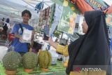 Pembeli melakukan transaksi pembayaran menggunakan Kode Respons Cepat Standar (QRIS) di Kota Tangerang, Banten, Selasa (23/9/2025). Bank Indonesia (BI) mencatat hingga Agustus 2025 jumlah merchant pengguna QRIS telah menembus sebanyak 40 juta atau sebesar 113 persen dari target yang ditetapkan dengan mayoritas 93 persen digunakan oleh pelaku Usaha Mikro, Kecil dan Menengah (UMKM). ANTARA FOTO/Putra M. Akbar/gp