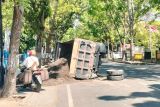 Truk muat pasir terbalik di depan Kantor Dikbud Lotim, Lalu lintas tersendat