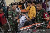 Anggota TNI bersama relawan mengevakuasi korban keracunan di Posko Penanganan di Kantor Kecamatan Cipongkor, Kabupaten Bandung Barat, Jawa Barat, Rabu (24/9/2025). Sekretaris Daerah (Sekda) Pemprov Jawa Barat Herman Suryatman mengatakan sebanyak 500 pelajar di Kecamatan Cipongkor mengalami keracunan yang diduga akibat menyantap hidangan makan bergizi gratis pada (24/9). ANTARA FOTO/Abdan Syakura/agr