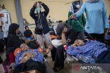 Siswa korban keracunan menjalani perawatan medis di Posko Penanganan di Kantor Kecamatan Cipongkor, Kabupaten Bandung Barat, Jawa Barat, Rabu (24/9/2025). Sekretaris Daerah (Sekda) Pemprov Jawa Barat Herman Suryatman mengatakan sebanyak 500 pelajar di Kecamatan Cipongkor mengalami keracunan yang diduga akibat menyantap hidangan makan bergizi gratis pada (24/9). ANTARA FOTO/Abdan Syakura/agr