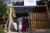 Pengurus Bank Sampah Wilayah Masyarakat Pengelola Daur Ulang Sampah (Wiralodra) menimbang sampah plastik yang dikumpulkan oleh warga di desa Balongan, Indramayu, Jawa Barat, Rabu (24/9/2025). PT Kilang Pertamina Internasional (KPI) Unit Balongan mengembangkan program ekosistem berkelanjutan melalui Bank Sampah Wiralodra dengan menukarkan sampah plastik dan minyak jelantah atau used cooking oil (UCO) dengan telur ayam sebagai langkah nyata dalam mendukung ekonomi sirkular. ANTARA FOTO/Dedhez Anggara/agr