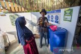 Pengurus Bank Sampah Wilayah Masyarakat Pengelola Daur Ulang Sampah (Wiralodra) mengumpulkan minyak jelantah yang dikumpulkan oleh warga di desa Balongan, Indramayu, Jawa Barat, Rabu (24/9/2025). PT Kilang Pertamina Internasional (KPI) Unit Balongan mengembangkan program ekosistem berkelanjutan melalui Bank Sampah Wiralodra dengan menukarkan sampah plastik dan minyak jelantah atau used cooking oil (UCO) dengan telur ayam sebagai langkah nyata dalam mendukung ekonomi sirkular. ANTARA FOTO/Dedhez Anggara/agr
