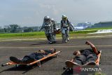 Petugas mengevakuasi korban saat simulasi keadaan darurat di Bandara Husein Sastranegara, Bandung, Jawa Barat, Rabu (24/9/2025). PT Angkasa Pura II bersama Lanud Husein Sastranegara menggelar simulasi keadaan darurat yang ditujukan untuk menguji prosedur penanganan keadaan darurat sekaligus memperkuat koordinasi antara pihak bandara, TNI AU, Basarnas, aparat keamanan, tenaga medis, dan instansi terkait lainnya. ANTARA FOTO/Raisan Al Farisi/agr