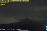 Gunung Semeru-Jatim erupsi disertai letusan setinggi 900 meter Rabu malam