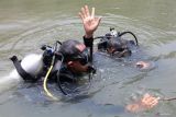 Dua anggota Tim Rescue dari Dinas Pemadam Kebakaran dan Penyelamatan (DPKP) Kota Surabaya muncul ke permukaan usai menyelam mencari korban tenggelam saat latihan di Sungai Kalimas, Surabaya, Jawa Timur, Rabu (24/9/2025). Latihan tersebut untuk meningkatkan dan memantapkan keahlian personel rescue dalam melakukan pencarian korban tenggelam di sungai, danau ataupun bozem terutama di perairan yang keruh. ANTARA Jatim/Didik Suhartono/mas.