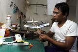 Perajin Imam Syafii memasang baling-baling pada pesawat aeromodelling jenis tenaga karet atau rubber power buatannya di Galeri Hobi Cerdas, Bumiaji, Batu, Jawa Timur, Kamis (25/9/2025). Setiap bulan ia mampu menjual sekitar 40 unit pesawat aeromodelling tersebut ke Malaysia, Amerika Serikat, Brasil, maupun ke konsumen dalam negeri melalui media sosial dengan harga Rp40 ribu hingga Rp3,5 juta per unit sesuai jenisnya, bahkan pernah menerima pesanan dari sejumlah perusahaan luar negeri untuk membuat model pesawat aeromodeling berdasarkan pesawat asli, di antaranya tipe militer F4U Corsair dan J-1 Autocrat. Antara Jatim/Ari Bowo Sucipto/um