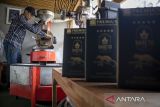 Pekerja memasukkan biji kopi ke dalam mesin sangrai (roasting) kopi di Bareto Coffee, Pangalengan, Kabupaten Bandung, Jawa Barat, Kamis (25/9/2025). PT Jaminan Kredit Indonesia (Jamkrindo) mendukung pertumbuhan UMKM berkelanjutan dan berkontribusi pada ekonomi melalui penjaminan kredit yang meningkatkan akses pembiayaan UMKM ke lembaga keuangan formal serta menjalin kemitraan strategis dengan berbagai pihak untuk memperluas jangkauan layanan dan mendorong pertumbuhan ekonomi nasional secara inklusif dan berkelanjutan. ANTARA FOTO/Abdan Syakura/agr