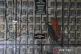 Warga memeriksa meteran listrik di Rusunawa Kaujon, Kota Serang, Banten, Kamis (25/9/2025). Pemerintah melalui Kementerian Energi dan Sumber Daya Mineral (ESDM) menetapkan bahwa tarif tenaga listrik untuk pelanggan PT PLN (Persero) pada triwulan IV atau periode Oktober-Desember 2025 tidak naik guna menjaga daya beli masyarakat. ANTARA FOTO/Angga Budhiyanto/gp