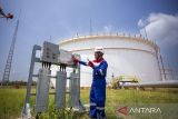 Pekerja memeriksa panel Lightning Protection Systems (LPS) di sekitar tangki BBM di Kilang Pertamina Balongan, Indramayu, Jawa Barat, Kamis (25/9/2025). PT Kilang Pertamina Internasional (KPI) melalui Project R&P Balongan membangun empat unit baru tangki dengan kapasitas masing-masing 29 ribu meter kubik untuk memperkuat ketahanan energi nasional dengan meningkatkan fleksibilitas dan efisiensi pengelolaan penyimpanan produk gasoline series di KilangÂ Balongan. ANTARA FOTO/Dedhez Anggara/agr