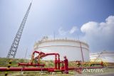 Pekerja memeriksa instalasi pipa hydrant di area tangki BBM di Kilang Pertamina Balongan, Indramayu, Jawa Barat, Kamis (25/9/2025). PT Kilang Pertamina Internasional (KPI) melalui Project R&P Balongan membangun empat unit baru tangki dengan kapasitas masing-masing 29 ribu meter kubik untuk memperkuat ketahanan energi nasional dengan meningkatkan fleksibilitas dan efisiensi pengelolaan penyimpanan produk gasoline series di KilangÂ Balongan. ANTARA FOTO/Dedhez Anggara/agr