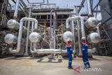 Pekerja melakukan pemantauan lapangan di area Gas oil Hydrotreater di Kilang Pertamina Balongan, Indramayu, Jawa Barat, Kamis (25/9/2025). PT Kilang Pertamina Internasional (KPI) Unit Balongan memproduksi Diesel X yang merupakan produk BBM berkualitas tinggi dengan kandungan rendah sulfur dibawah 10 ppm standar Euro 5 melalui unit Hydrotreater berkapasitas 32 MBSD dan dapat dioperasikan dengan tiga metode operasi untuk menghasilkan gasoil series. ANTARA FOTO/Dedhez Anggara/agr