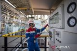 Pekerja mengontrol operasional di unit Gas oil Hydrotreater di Kilang Pertamina Balongan, Indramayu, Jawa Barat, Kamis (25/9/2025). PT Kilang Pertamina Internasional (KPI) Unit Balongan memproduksi Diesel X yang merupakan produk BBM berkualitas tinggi dengan kandungan rendah sulfur dibawah 10 ppm standar Euro 5 melalui unit Hydrotreater berkapasitas 32 MBSD dan dapat dioperasikan dengan tiga metode operasi untuk menghasilkan gasoil series. ANTARA FOTO/Dedhez Anggara/agr