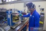 Petugas melakukan pengujian sampel produk BBM rendah sulfur di Laboratorium Kilang Pertamina Internasional Unit Balongan, Indramayu, Jawa Barat, Kamis (25/9/2025). PT Kilang Pertamina Internasional (KPI) Unit Balongan memproduksi Diesel X yang merupakan produk BBM berkualitas tinggi dengan kandungan rendah sulfur dibawah 10 ppm standar Euro 5 melalui unit Hydrotreater berkapasitas 32 MBSD dan dapat dioperasikan dengan tiga metode operasi untuk menghasilkan gasoil series. ANTARA FOTO/Dedhez Anggara/agr