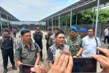 Asops Kasdam I/BB Kolonel Inf Sandi Kamidianto didampingi Kasubdit Tipidter (Kepala Sub-Direktorat Tindak Pidana Tertentu) Direktorat Reserse Kriminal Khusus (Ditreskrimsus) Polda Sumut AKBP Muhammad Alan Haikel dan Dandenpom I/5 Medan Letkol CPM Hanri Wira Kusuma hadir saat Pengerebekan Gudang Oplosan Gas Subsidi di Desa Manunggal, Deli Serdang,  Sumatera Utara, Jumat (26/9/2025). Kasubdit Tipidter (Kepala Sub-Direktorat Tindak Pidana Tertentu) Direktorat Reserse Kriminal Khusus (Ditreskrimsus) Polda Sumut AKBP Muhammad Alan Haikel mengatakan bahwa pengerebekan berasal dari  informasi dari masyarakat adanya dugaan pengoplosan gas subsidi dan indikasi aktifitas ini dibekingi oleh oknum TNI.ANTARA/Yudi Manar