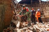 Anggota TNI memindahkan puing bangunan yang ambruk akibat gempa di Desa Bajulmati, Wongsorejo, Banyuwangi, Jawa Timur, Jumat (26/9/2025). Gempa 5,7 magnitudo yang terjadi di timur laut Banyuwangi pada Kamis (25/9) sore itu mengakibatkan tujuh bangunan di Banyuwangi rusak ringan hingga berat. ANTARA Jatim/Budi Candra Setya/mas.