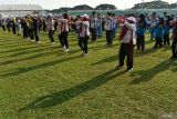 Peserta melakukan gerakan senam saat mengikuti olah raga bareng Gubernur Jawa Timur secara virtual di Stadion Wilis Kota Madiun, Jawa Timur, Jumat (26/9/2025). Kegitan yang diikuti ribuan peserta terdiri dari pejabat daerah, perwakilan organisasi perangkat daerah, pelajar SMA/SMK dan komunitas tersebut dimaksudkan untuk menjaga kesehatan dan kebugaran. ANTARA Jatim/Siswowidodo/mas.