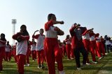 Peserta melakukan gerakan senam saat mengikuti olah raga bareng Gubernur Jawa Timur secara virtual di Stadion Wilis Kota Madiun, Jawa Timur, Jumat (26/9/2025). Kegitan yang diikuti ribuan peserta terdiri dari pejabat daerah, perwakilan organisasi perangkat daerah, pelajar SMA/SMK dan komunitas tersebut dimaksudkan untuk menjaga kesehatan dan kebugaran. ANTARA Jatim/Siswowidodo/mas.