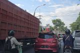 Antrean kendaraan besar isi BBM di SPBU Makassar sebabkan kemacetan