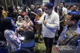Menteri Perumahan dan Kawasan Permukiman (PKP) Maruarar Sirait (kedua kanan) didampingi Direktur Utama BNI Putrama Wahju Setyawan (kanan) berbincang dengan pelaku usaha saat Sosialisasi Kredit Program Perumahan (KPP) di Tangerang, Banten, Jumat (26/9/2025). Kegiatan sosialisasi terkait cara pemanfaatan pembiayaan, ketentuan plafon pinjaman yang bisa diajukan, hingga prosedur pengajuan KPP tersebut dihadiri 1.400 pelaku usaha sektor perumahan yang bertujuan untuk menggerakan ekosistem perumahan guna menyukseskan Program 3 Juta Rumah. ANTARA FOTO/Putra M. Akbar/gp