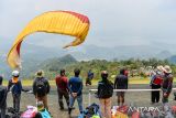 Peserta mengembangkan parasutnya saat mengikuti kejuaran paralayang internasional pada West Java Paragliding Championship di Batu Dua, Cisitu, Kabupaten Sumedang, Jawa Barat, Sabtu (27/9/2025). West Java Paragliding Championship yang diikuti 120 peserta dari 18 negara di Benua Eropa, Amerika dan Asia tersebut digelar sebagai ajang untuk mendongkrak pariwisata di Kabupaten Sumedang serta pencarian bakat potensial dalam negeri untuk bersaing di kompetisi Internasional. ANTARA FOTO/Raisan Al Farisi/agr