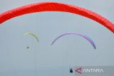 Peserta mengudara di atas Waduk Jatigede saat mengikuti kejuaran paralayang internasional pada West Java Paragliding Championship di Batu Dua, Cisitu, Kabupaten Sumedang, Jawa Barat, Sabtu (27/9/2025). West Java Paragliding Championship yang diikuti 120 peserta dari 18 negara di Benua Eropa, Amerika dan Asia tersebut digelar sebagai ajang untuk mendongkrak pariwisata di Kabupaten Sumedang serta pencarian bakat potensial dalam negeri untuk bersaing di kompetisi Internasional. ANTARA FOTO/Raisan Al Farisi/agr